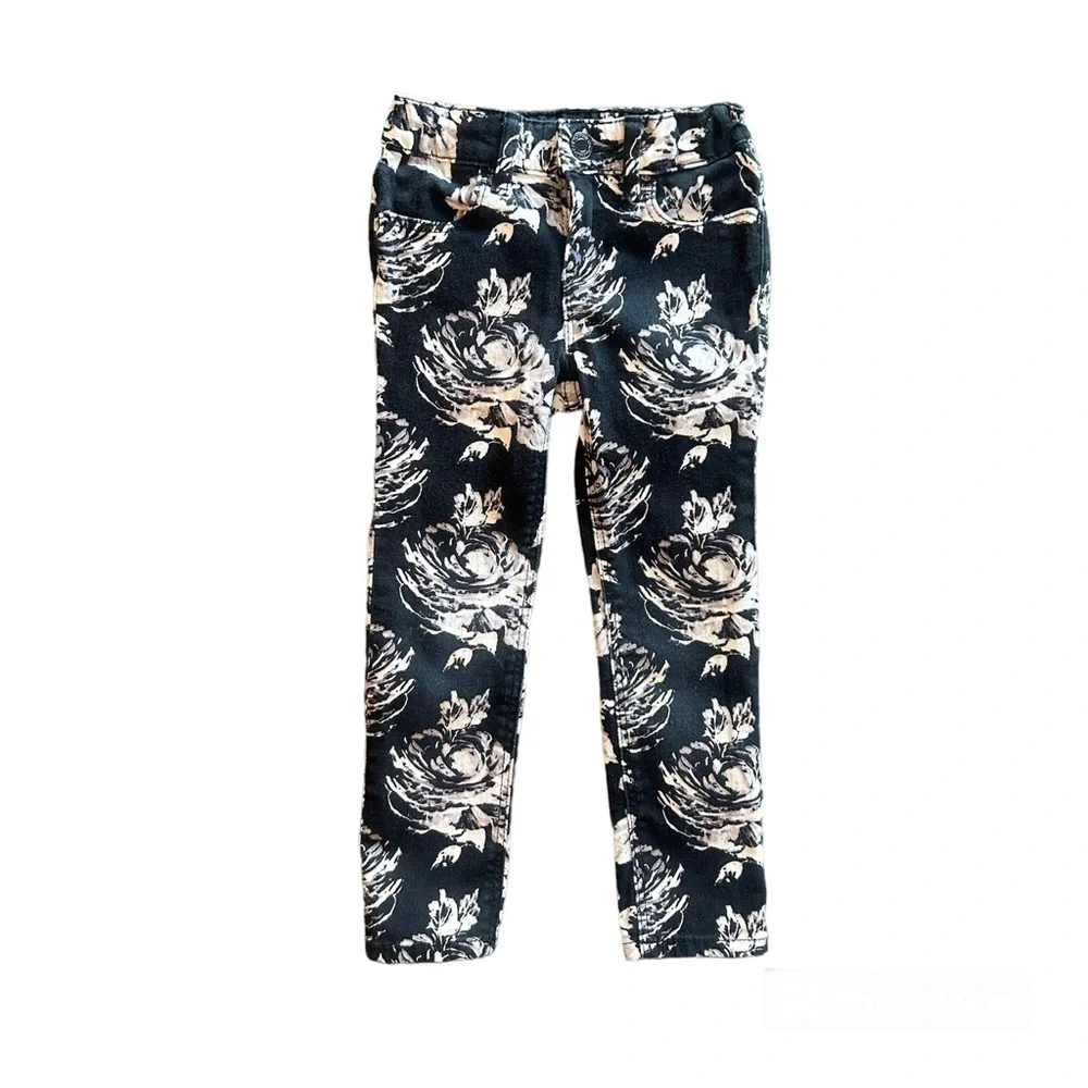 ⭐️Baby Gap black and white floral denim leggings size 4 years